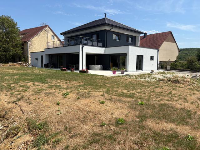 Maison trois chambres située à 2 minutes de PONT DE ROIDE