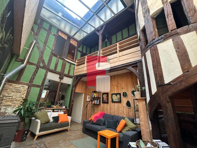 Maison troyenne 180 m2 au sol 3 niveaux, fort potentiel et charme ancien