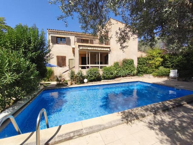 Maison type 6/7 de 160 m² avec piscine et garage sur 700 m² de terrain