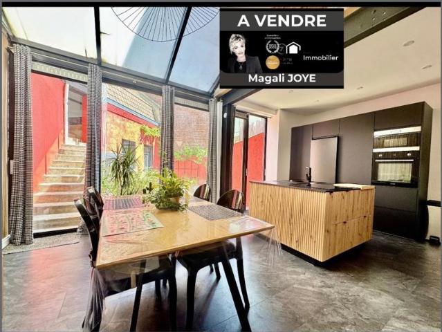 Maison type 1900 5 chambres + garage avec double accès au cachet preservé!