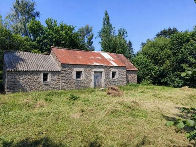 Maison type longère Bretonne à rénover entièrement à seulement 5 minutes des plages