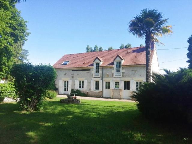 Maison type longère sur 11 000 m2 au calme