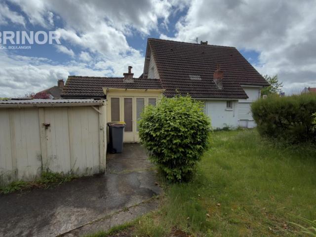 MAISON TYPE SNCF BATIE SUR 475 M² 3 CHAMBRES JARDIN ET GARAGE