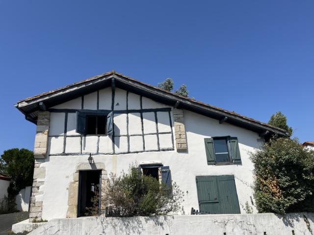 Maison typique du XVII siècle, en coeur de Mouguerre Bourg, v