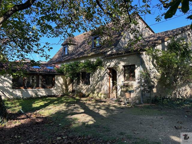 MAISON TYPIQUE EN PIERRE 200 m2 DANS UN PETIT HAMEAU AU CALME BEAU PARC ARBORÉ