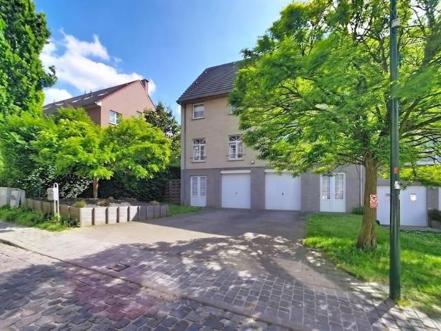 Maison unifamiliale à louer pour 2300 euro avec 3 chambres à coucher