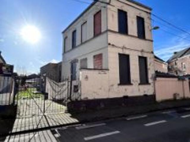 Maison unifamiliale rénovée en partie avec beau potentiel