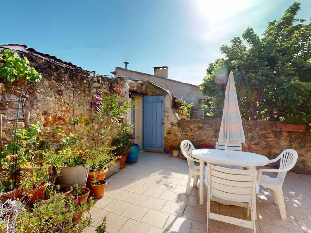Maison Unique avec Garage au Coeur du Village
