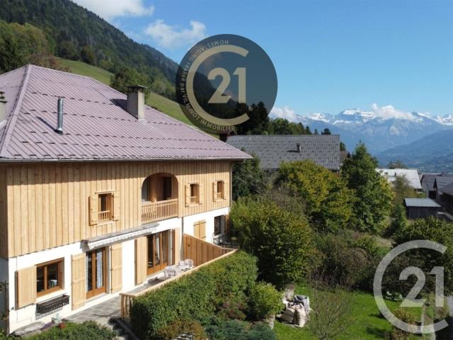 Maison unique de trois appartements. Nichée entre les montag. 265m² Taninges Praz de Lys Sommand