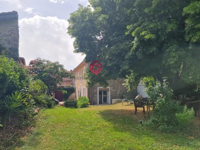 Maison urbaine spacieuse rénovée écologiquement avec dépendance et jardin