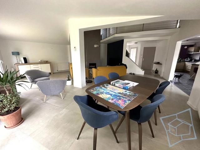 Maison Voisins Le Bretonneux 7 pièce s 150 m2