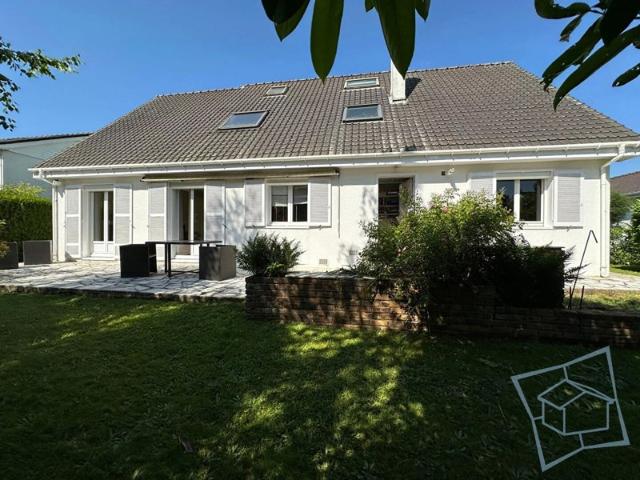 Maison Voisins Le Bretonneux 8 pièces 185 m2