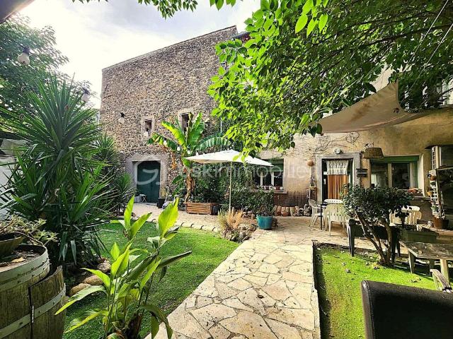 Maison vigneronne avec grand garage et jardin