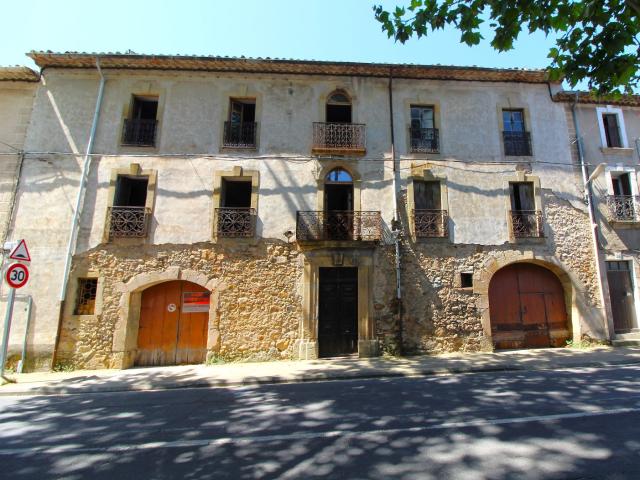 Maison Vigneronne de Charme 4 chambres + 4 Appartements à Rénover – Projet Immobilier Rare à Gabian, Jardin 400 m², 2 Garages – 399.000 €