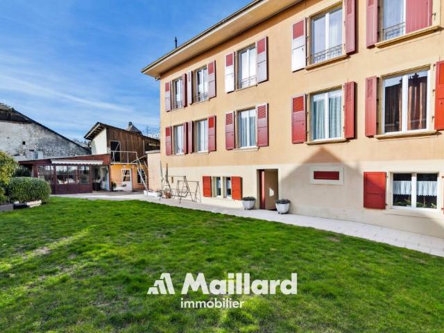 Maison villageoise avec 2 appartements, surface commerciale & annexes