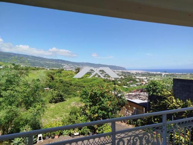 Rare à Sainte Marie: maison avec 2 logements T4, vue mer & mon