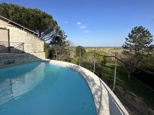 MAISON VUE DOMINANTE AVEC PISCINE