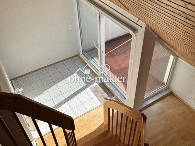 Wohnen mit Hausgefühl: Helle Maisonette mit Galerie, Balkon & Tiefgarage