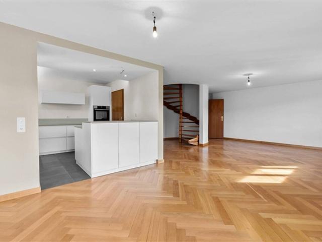 Maisonettewohnung mit Cheminée, Gartensitzplatz und 2 Aussenparkplätzen!