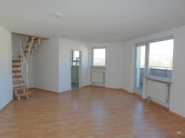 Maisonettewohnung mit Dachterrasse, Einbauküche, Laminat, Badewanne und Tiefgaragenstellplatz