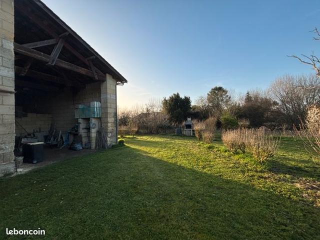 Maison/Garage en pierre de 38m2 étage possible avec jardin
