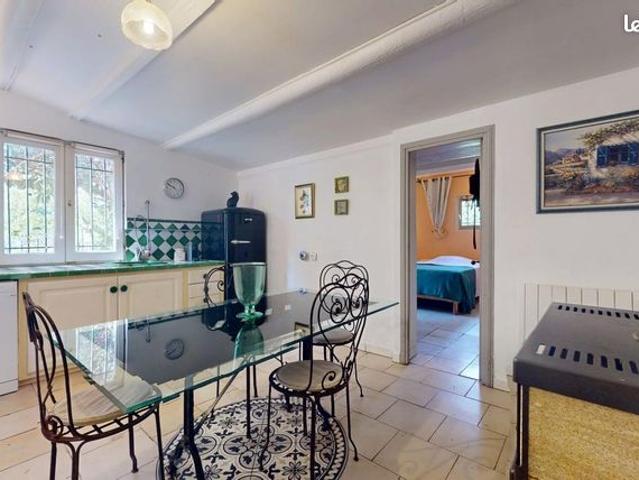 Maisonnette T3 54 m² type cabanon sur une parcelle plate de 3 400 m², avec des oliviers