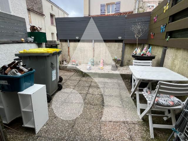 Maisonnette meublée à Coulon avec cour exterieure fermèe 1pièce 26.81 m2