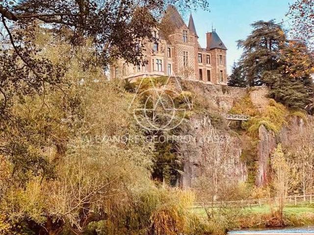 Majestueux château de style Renaissance perché sur un rocher en Suisse Normande