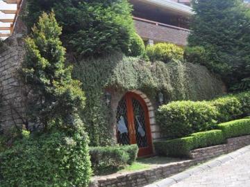 MAJESTUOSA CASA EN EL BOSQUE