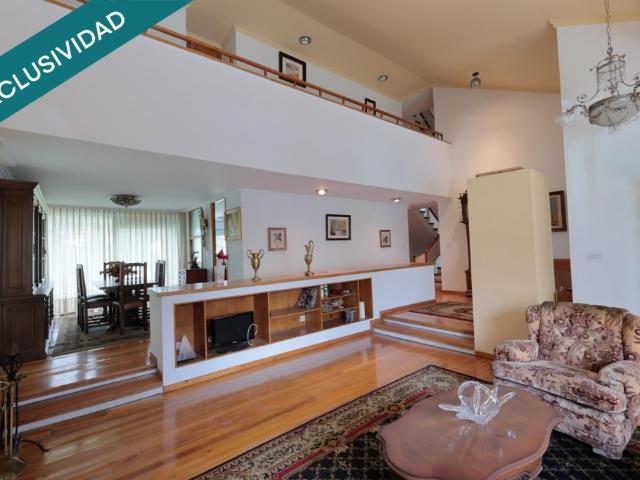 Majestuosa Residencia en O Barco de Valdehorras: 484 m² de Elegancia y Jardín Urbanizable