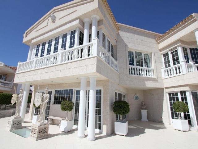 Majestuosa villa de lujo en La Caleta con vistas al mar
