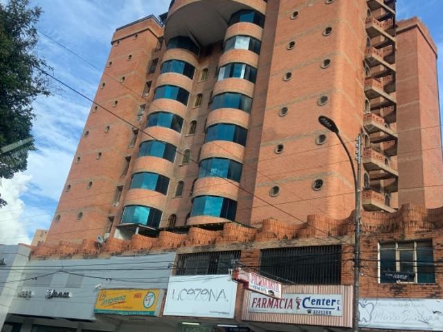 Majestuoso Apartamento Res. Green Palace. La Victoria, Estado Aragua