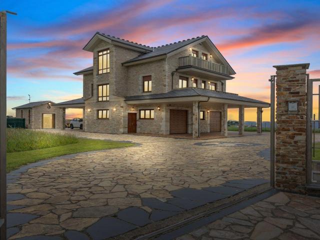 ^Majestuoso Chalet Individual De Tres Plantas Frente Al Ma. 0m² Castropol