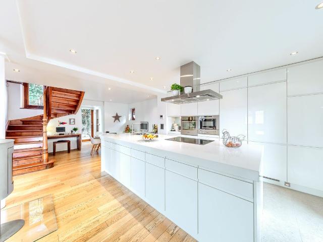 Majestätisches Haus mit spektakulärem Blick auf den See, das zeitgenössischen und alten Charme verbindet