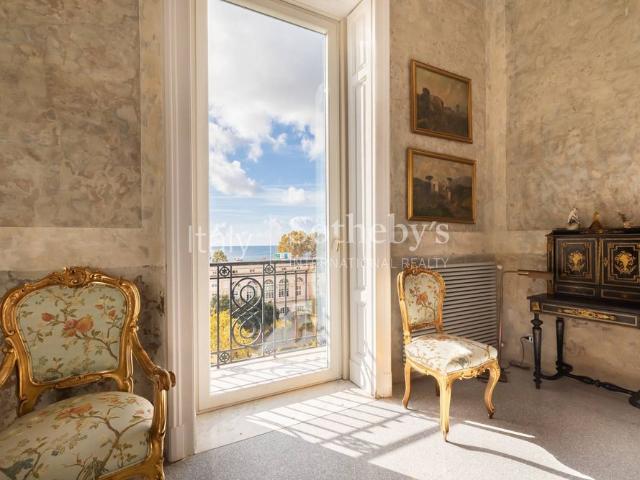 Majestic apartment with a terrace overlooking the Gulf of Naples