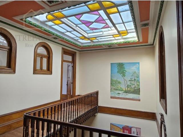 Majestoso prédio / moradia em localização privilegiada no centro do Porto, para comprar e recuperar