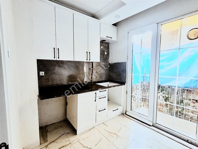 Maksem'de İçi Yenilenmiş 2+1 Satılık Daire