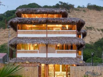 Ecuador Luxury Surf Retreat: Se Vende Hotel Frente al Mar en Canoa
