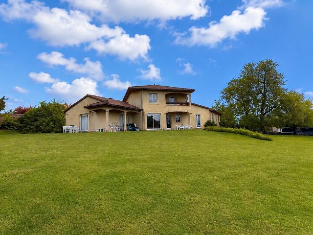 Malacussy Maison familiale de 269 m2 avec terrain piscinable de 1930 m2