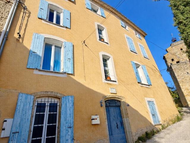 MALAUCENE MAISON DE VILLAGE DE 170 M2 AVEC JARDIN GARAGE ET PARKINGS