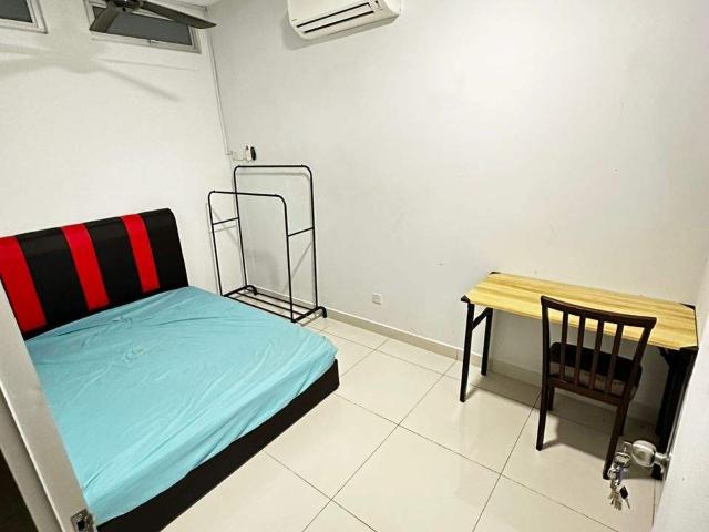 Malaysian only Male house Mid Room Rental Sfera Residency Seri kembangan
