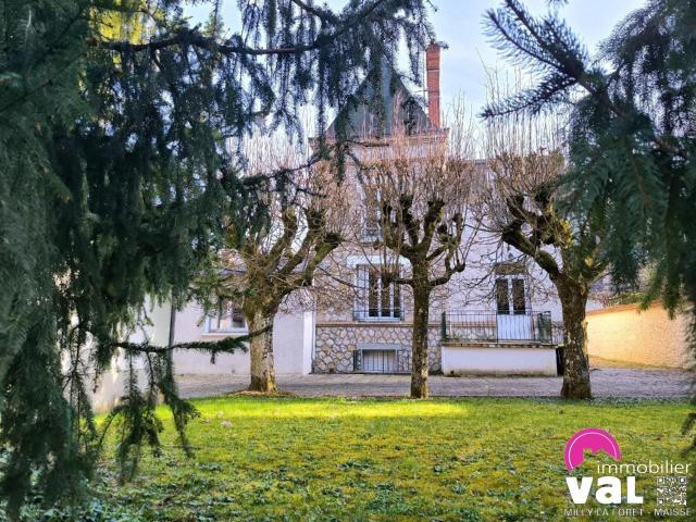 Malesherbes Ville avec toutes commodités et Rer D Maiso. 215m² Malesherbes