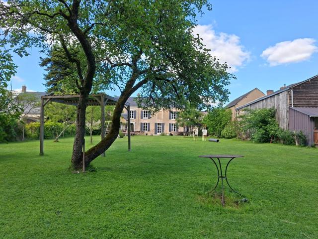 Malicorne sur Sarthe belle demeure de caractère avec jardin, ruisseau et garage