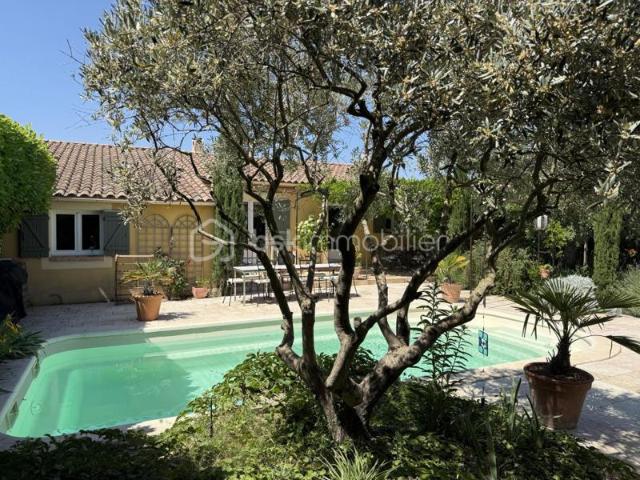 Mallemort de Provence 13370 – Le charme authentique entre Luberon et Durance Villa Plein Pied Type 6 182 M2 Piscine avec Salon d'été Carport Chalet Terrain sécurisé Arboré de 703m2