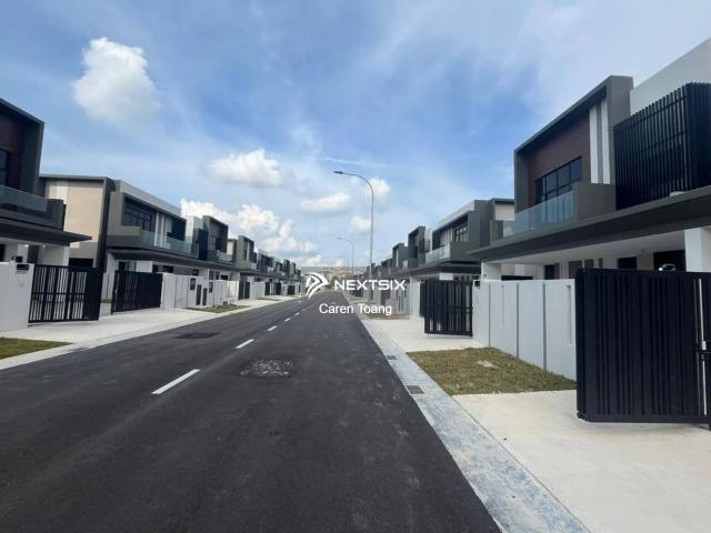 Maple Residences 884sqft 2 + 1 Bedrooms 2 Bathrooms 2 Carparks Fully Renovated and Furnished For Sale