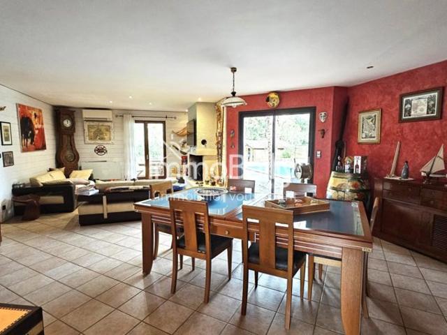 MARTILLAC Maison 4 chambres, piscine et garage double, terr
