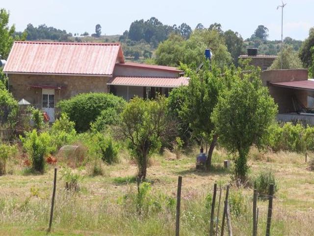 Maravilhosa Fazenda Orgânica e Off GRID, totalmente cercada, com uma área total de 22.000m². Celeiro e uma Construção Viva prontos para mudança. Árvores frutíferas. Perfeito para cultivar animais. Água Própria e Painéis Solares