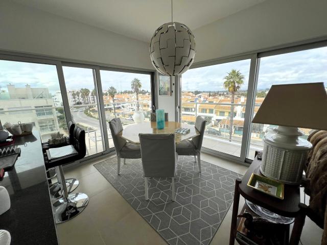 Maravilhosa penthouse T2 com piscina e jacuzzi localizada em zona central de Albufeira