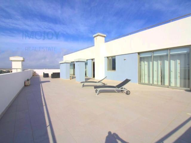 Maravilhosa Penthouse T4 com Terraço e Vista Mar na Praia da. 0m² Portimão