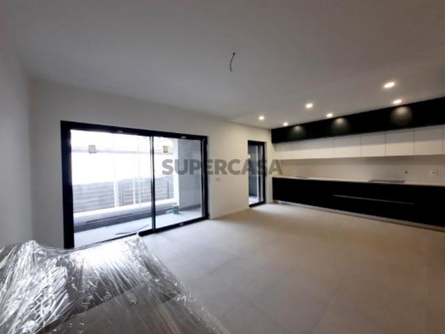 Maravilhoso T2 com 132,12m2 de área, garagem, piscina no topo, zona de ginásio e boas vistas
